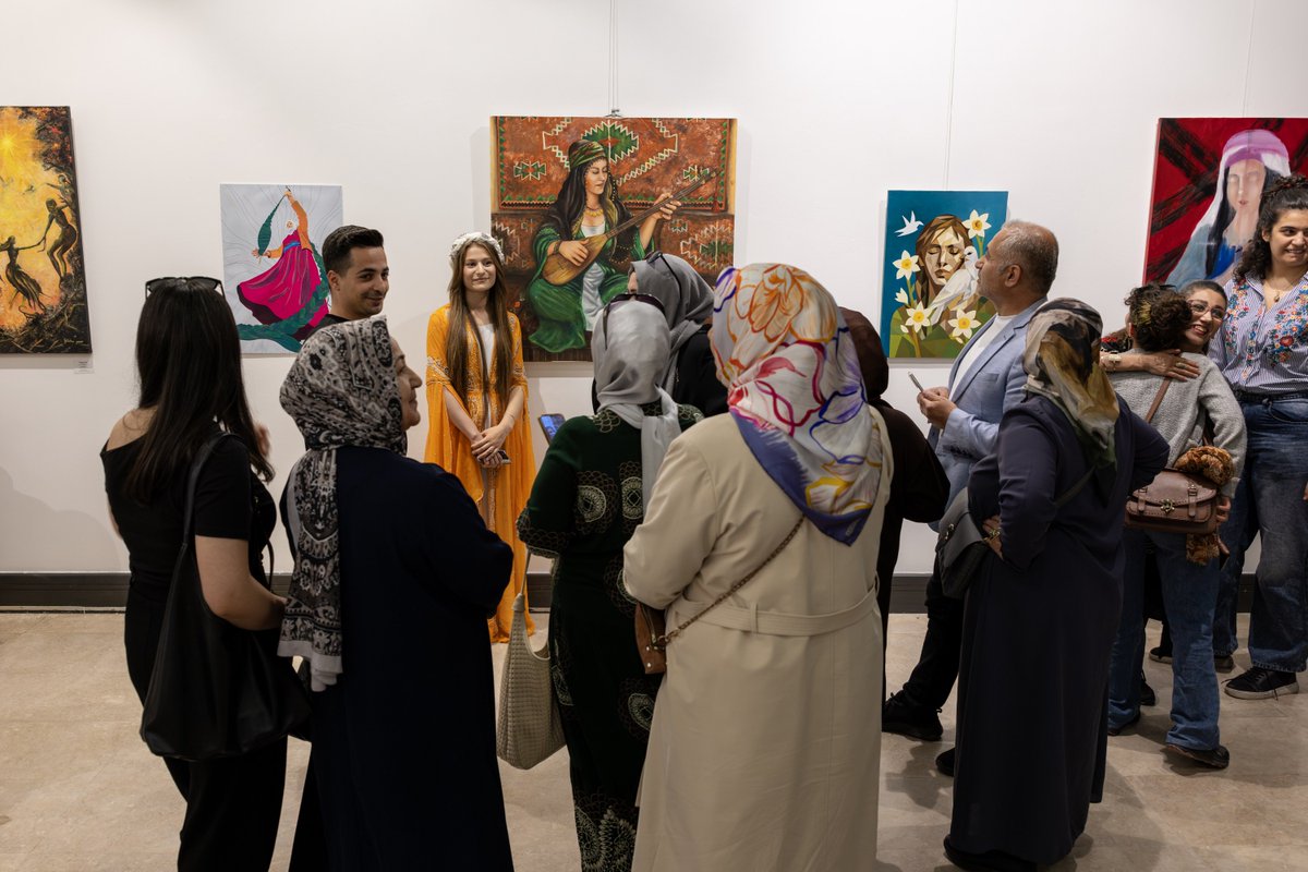 diyarbakirbld's tweet photo. 🖼️ Pêşaneya Aştî û Azadiya Civakî Hat Vekirin 🕊️

📌 Pêşaneya ku di çarçoveya Foruma Aştî û Azadiya Civakî de hat organîzekirin, li Navenda Çand û Kongreyê ya Çand Amedê hat vekirin. Koordînatorên pêşaneyê Neşe Toprak û Ercan Altuntaş di vekirinê de axivîn û dan zanîn ku di pêşaneya ku berhemên 32 hunermendan lê ne de, temayên bedena jinê, cografya, xweza, ziman û hafizaya civakî hatine hûnandin. Di vekirinê de tevî Hevşaredarên me Serra Bucak û Dogan Hatun; Hevberdevka Meclîsê Demet Ceylan, Alîkara Sekreterê Giştî Muhabbet Erdogmuş, Parêzgarê Hewlêrê Omîd Xoşnav, Parêzgarê Dihokê Elî Teter, Parlamenterê DEM Partiyê yê Amedê Cengîz Çandar, Parlamenterê CHPê yê Amedê Sezgîn Tanrikulu, Şaredarê Bajarê Mezin ê Edeneyê Zeydan Karalar ê ku ji wezîfeyê hatibû dûrxistin, akademisyen û hunermend amade bûn.

🖼️ Toplumsal Barış ve Özgürlük Sergisi Açıldı 🕊️

📌 Toplumsal Barış ve Özgürlük Forumu kapsamında düzenlenen sergi Çand Amed Kültür ve Kongre Merkezi’nde açıldı. 32 sanatçının eserlerinin yer aldığı serginin koordinatörleri Neşe Toprak ve Ercan Altuntaş açılışta yaptıkları konuşmada, sergide kadın bedeni, coğrafya, doğa, dil ve toplumsal hafıza temalarının işlendiğini belirtti. Açılışa Eşbaşkanlarımız Serra Bucak ve Doğan Hatun’un yanı sıra Meclis Eşsözcümüz Demet Ceylan, Genel Sekreter Yardımcımız Muhabbet Erdoğmuş, Erbil Valisi Omid Xoşnav, Duhok Valisi Ali Tatar, DEM Parti Diyarbakır Milletvekili Cengiz Çandar, CHP Diyarbakır Milletvekili Sezgin Tanrıkulu, görevinden uzaklaştırılan Adana Büyükşehir Belediyesi Başkanı Zeydan Karalar ile akademisyenler ve sanatçılar katıldı.

🔗https://t.co/iQBLr5evNr

#Diyarbakır #Amed #ToplumsalBarışveÖzgürlükForumu
