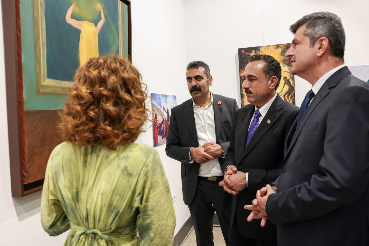 diyarbakirbld's tweet photo. 🖼️ Pêşaneya Aştî û Azadiya Civakî Hat Vekirin 🕊️

📌 Pêşaneya ku di çarçoveya Foruma Aştî û Azadiya Civakî de hat organîzekirin, li Navenda Çand û Kongreyê ya Çand Amedê hat vekirin. Koordînatorên pêşaneyê Neşe Toprak û Ercan Altuntaş di vekirinê de axivîn û dan zanîn ku di pêşaneya ku berhemên 32 hunermendan lê ne de, temayên bedena jinê, cografya, xweza, ziman û hafizaya civakî hatine hûnandin. Di vekirinê de tevî Hevşaredarên me Serra Bucak û Dogan Hatun; Hevberdevka Meclîsê Demet Ceylan, Alîkara Sekreterê Giştî Muhabbet Erdogmuş, Parêzgarê Hewlêrê Omîd Xoşnav, Parêzgarê Dihokê Elî Teter, Parlamenterê DEM Partiyê yê Amedê Cengîz Çandar, Parlamenterê CHPê yê Amedê Sezgîn Tanrikulu, Şaredarê Bajarê Mezin ê Edeneyê Zeydan Karalar ê ku ji wezîfeyê hatibû dûrxistin, akademisyen û hunermend amade bûn.

🖼️ Toplumsal Barış ve Özgürlük Sergisi Açıldı 🕊️

📌 Toplumsal Barış ve Özgürlük Forumu kapsamında düzenlenen sergi Çand Amed Kültür ve Kongre Merkezi’nde açıldı. 32 sanatçının eserlerinin yer aldığı serginin koordinatörleri Neşe Toprak ve Ercan Altuntaş açılışta yaptıkları konuşmada, sergide kadın bedeni, coğrafya, doğa, dil ve toplumsal hafıza temalarının işlendiğini belirtti. Açılışa Eşbaşkanlarımız Serra Bucak ve Doğan Hatun’un yanı sıra Meclis Eşsözcümüz Demet Ceylan, Genel Sekreter Yardımcımız Muhabbet Erdoğmuş, Erbil Valisi Omid Xoşnav, Duhok Valisi Ali Tatar, DEM Parti Diyarbakır Milletvekili Cengiz Çandar, CHP Diyarbakır Milletvekili Sezgin Tanrıkulu, görevinden uzaklaştırılan Adana Büyükşehir Belediyesi Başkanı Zeydan Karalar ile akademisyenler ve sanatçılar katıldı.

🔗https://t.co/iQBLr5evNr

#Diyarbakır #Amed #ToplumsalBarışveÖzgürlükForumu