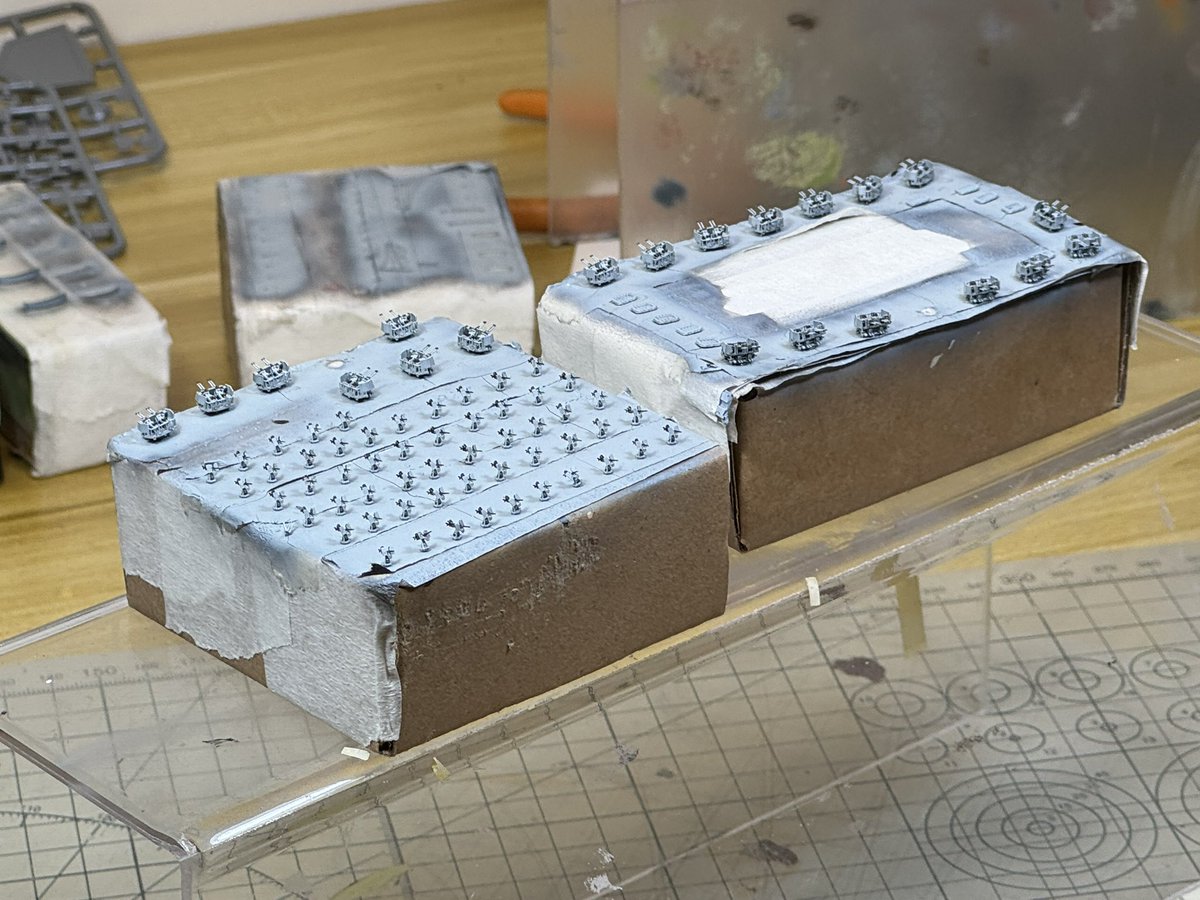 SHOKAKU_NANODAA's tweet photo. Main guns, secondary guns, and various anti-aircraft weapons.

#scalemodel #艦船模型 #700艦船 #艦船 #船模 #模型製作 #軍事模型 #模型 #微縮模型 #modelwork #modeling #ships #shipmodel #militarymodel  #miniaturemodel #700スケモ #700scale  #modelship  #USN #modelshipbuilding https://t.co/2h4uGEv46e