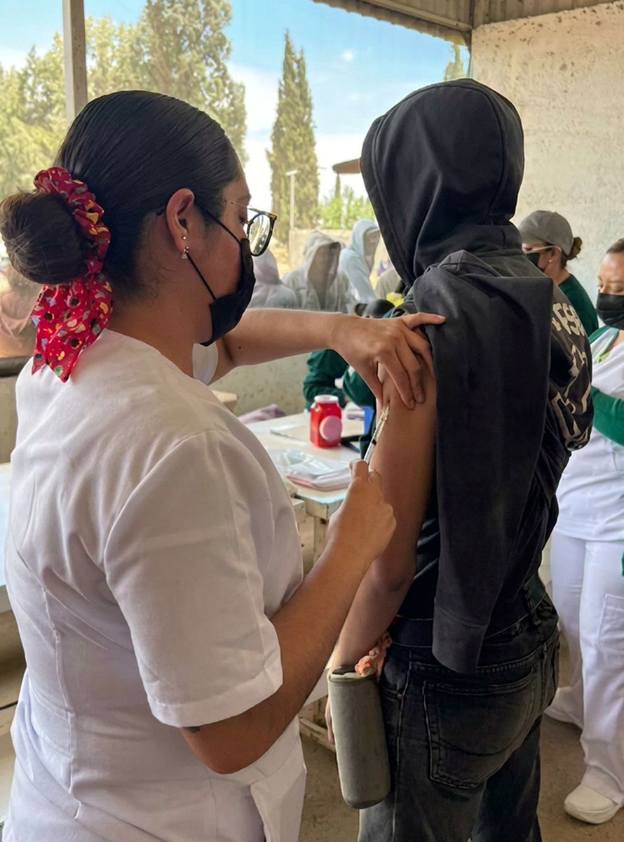 Zacatecas reporta 58 casos importados de sarampión en 2026. La SSZ informó que todos los contagios provienen de pacientes de Durango, detectados en Villa de Cos y Fresnillo, con tres decesos. Se mantienen acciones de vacunación y pruebas en la región.
dialogojerez.com/reporta-zacate…