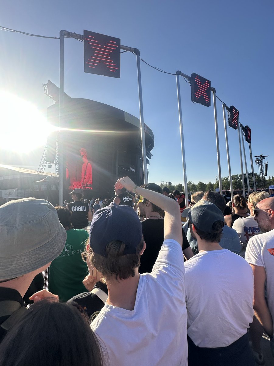 nlsdkysr's tweet photo. @LPLive @AishlingNYC The pit at Werchter is barricades off so wristbands will be checked. Standard procedure for the festival https://t.co/lKLTqev9dc