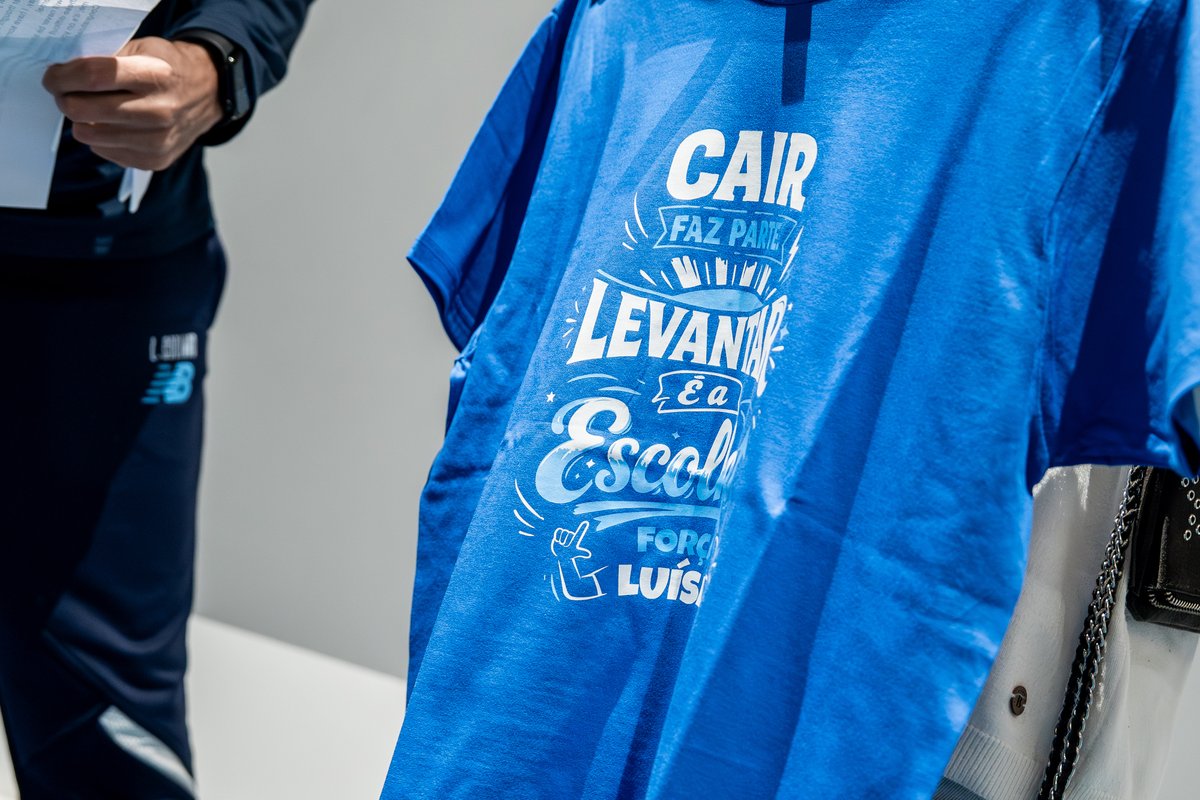 FCPorto's tweet photo. "Cair faz parte. Levantar é a escolha" 💙 https://t.co/0kPKR1TJGY