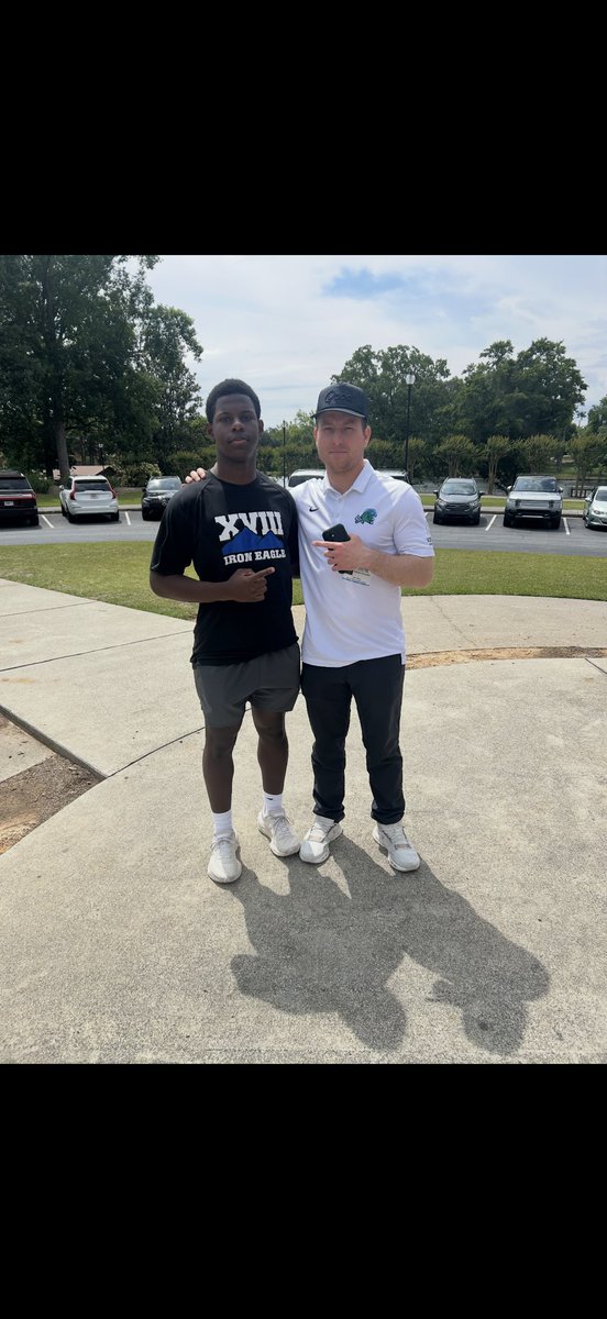 C_holmes23's tweet photo. Thanks @braydenbrez for stopping by the school today to talk about Tulane.
@GreenWaveFB @RecruitGeorgia @PrepRedzone @PrepRedzoneGA @coacharnold06 https://t.co/QqeDFVemQZ