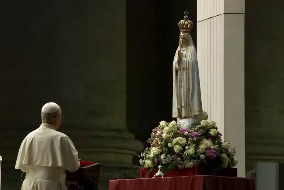 BreeSolstad's tweet photo. Pope Leo gave the first Golden Rose of his Pontificate to Our Lady of Fatima.

Beautiful. 🤩 https://t.co/lXSSA8FpfZ