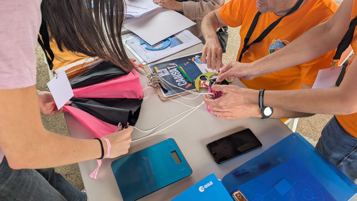 CanSatEx's tweet photo. 🟢⚪⚫ Nuestro equipo 𝗲𝗭𝗲𝗦𝗮𝘁 preparando su CanSat para su peso, medida y prueba de radio.

#CanSat26 https://t.co/UlXQtiyPeg