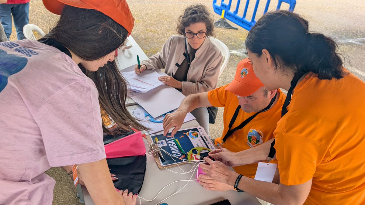 CanSatEx's tweet photo. 🟢⚪⚫ Nuestro equipo 𝗲𝗭𝗲𝗦𝗮𝘁 preparando su CanSat para su peso, medida y prueba de radio.

#CanSat26 https://t.co/UlXQtiyPeg
