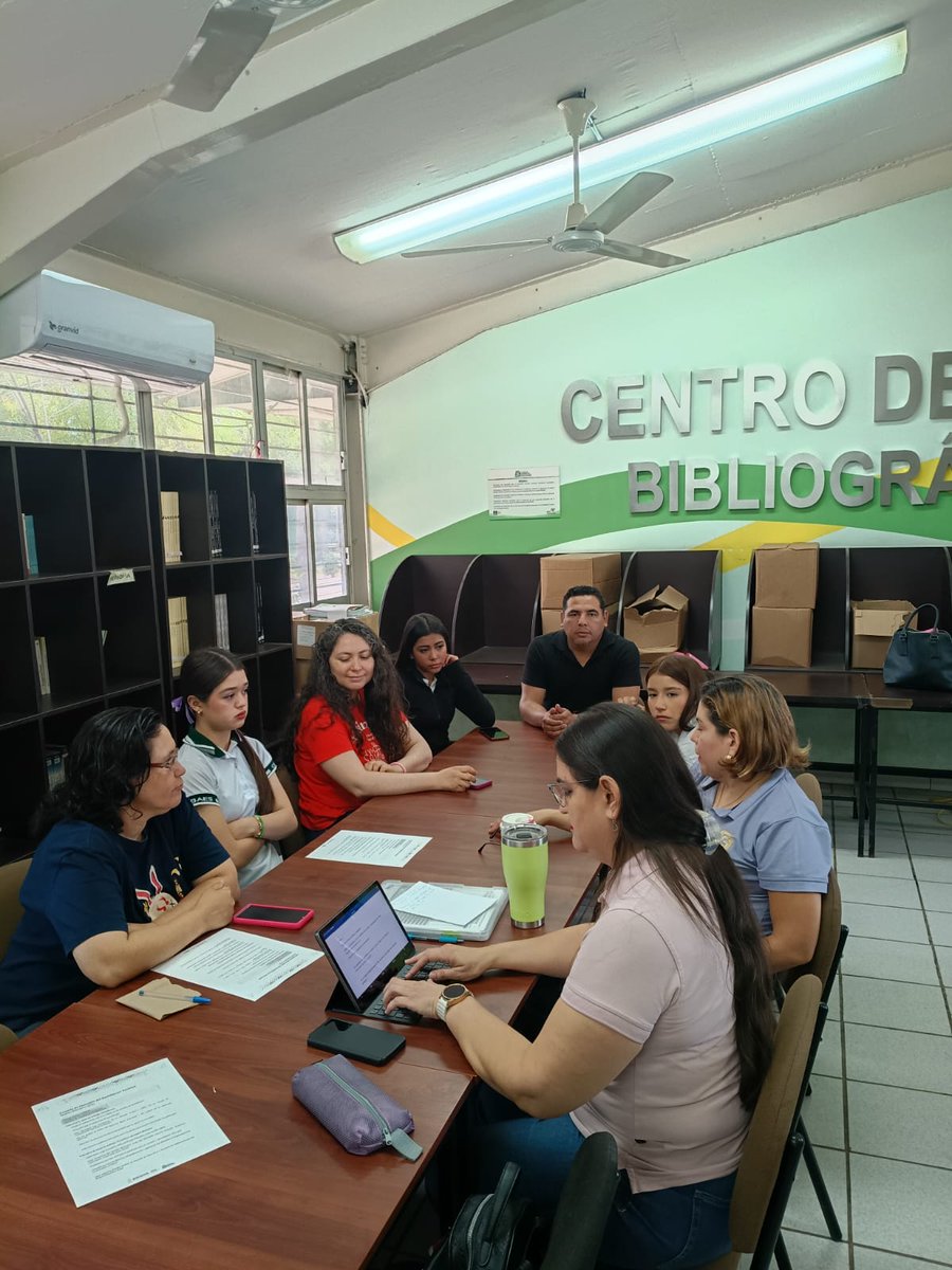 Cobaes221's tweet photo. En COBAES 22 se realizó la jornada de discusión del Modelo Educativo 2025 del MCCEMS, con la participación de 6 docentes y 6 estudiantes.
La actividad se llevó a cabo en coordinación con la dirección  y la mtra. Bertha Torrontegui , fortaleciendo el diálogo y la mejora educativa. https://t.co/nYcf6tzcR5