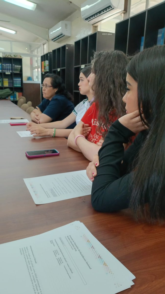 Cobaes221's tweet photo. En COBAES 22 se realizó la jornada de discusión del Modelo Educativo 2025 del MCCEMS, con la participación de 6 docentes y 6 estudiantes.
La actividad se llevó a cabo en coordinación con la dirección  y la mtra. Bertha Torrontegui , fortaleciendo el diálogo y la mejora educativa. https://t.co/nYcf6tzcR5