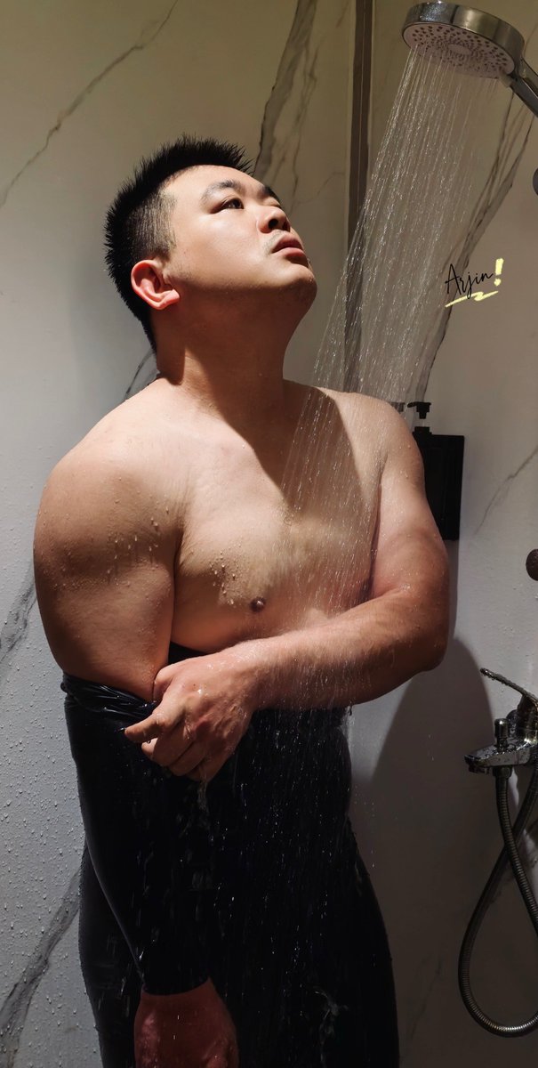Huangxiaoyu418's tweet photo. 颈入全包乳胶衣，看着很爽，但是穿脱非常困难🥲#乳胶衣 https://t.co/6gF2YzwJkA