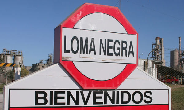 infobae's tweet photo. LOMA NEGRA GOLPEADA POR LA CAÍDA DE LA ACTIVIDAD: LA CEMENTERA APAGARÁ SU PRINCIPAL HORNO HASTA NOVIEMBRE

El principal horno de Loma Negra en la ciudad bonaerense de Olavarría se apagará hasta noviembre de 2026. 

La noticia se conoció justo en un momento en el que la industria y la construcción repuntaron su actividad en marzo, según el Indec, por primera vez en el año. 

El despacho de cemento, sin embargo, cayó en abril y la falta de seguridad acerca de la provisión de gas para la industria genera mayor incertidumbre en el sector.

📲 Leé la nota completa 🔗 https://t.co/yMCzf0fIYY
