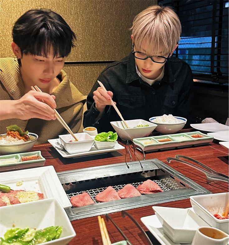 hrlsarchive's tweet photo. harulas and eating together as one of their love languages 🍜🍦 https://t.co/CF1oWNJBDG
