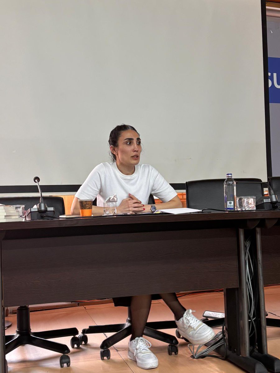 AVUKATSENDiKASI's tweet photo. Mayıs ayı atölyemizi “İşçi Avukatlığın Ekonomi Politiği” başlığıyla gerçekleştirdik. 

Katılımcımız Gamze Yentür, sunumunun ardından kitaplarını bizler için imzaladı. https://t.co/JTILEJWEyU