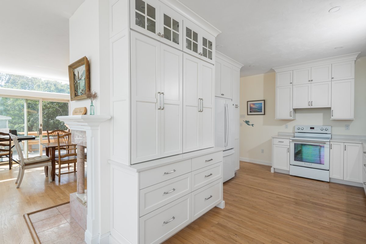 Transitionskbr's tweet photo. This stunning waterfront kitchen was designed to bring the outdoors in. Large windows fill the space with natural light, highlighting white cabinetry and warm wood floors for a timeless coastal feel. The result is a welcoming space that’s perfect for gathering. https://t.co/kXw4zz8dhU