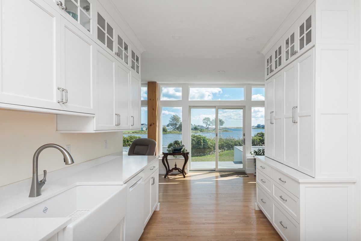 Transitionskbr's tweet photo. This stunning waterfront kitchen was designed to bring the outdoors in. Large windows fill the space with natural light, highlighting white cabinetry and warm wood floors for a timeless coastal feel. The result is a welcoming space that’s perfect for gathering. https://t.co/kXw4zz8dhU