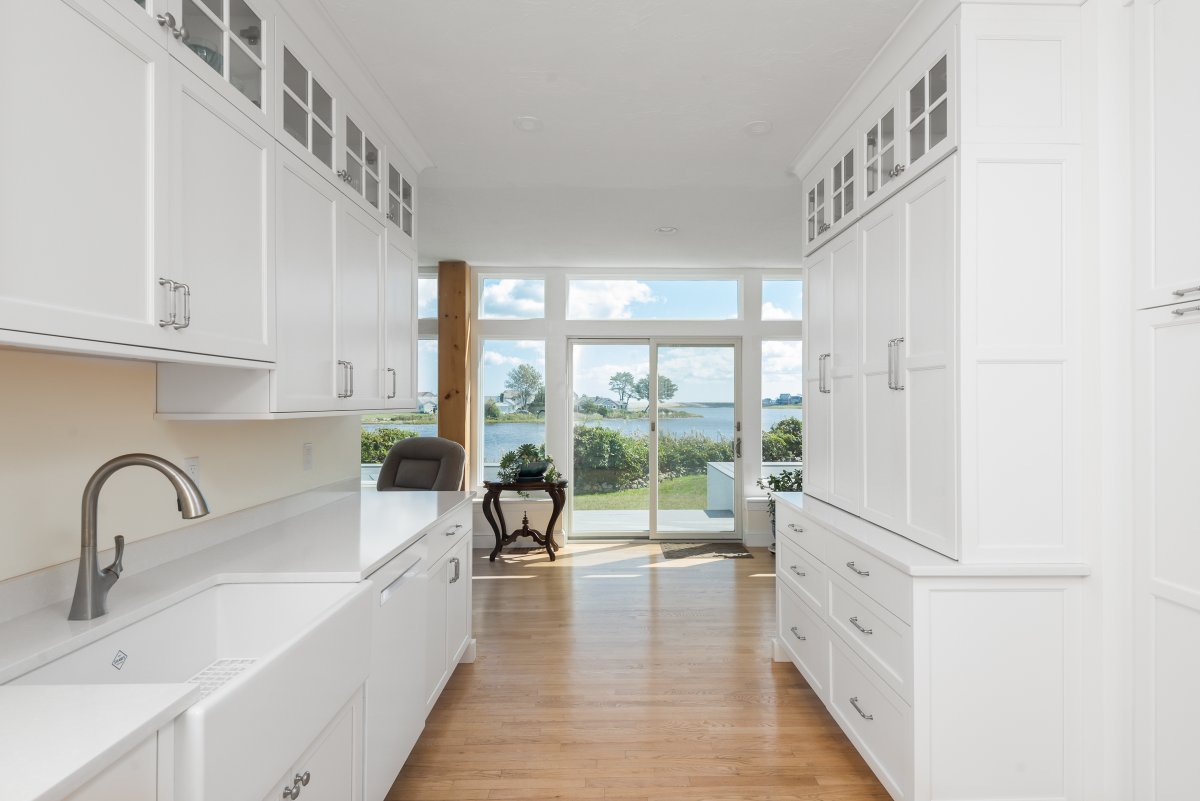 Transitionskbr's tweet photo. This stunning waterfront kitchen was designed to bring the outdoors in. Large windows fill the space with natural light, highlighting white cabinetry and warm wood floors for a timeless coastal feel. The result is a welcoming space that’s perfect for gathering. https://t.co/kXw4zz8dhU