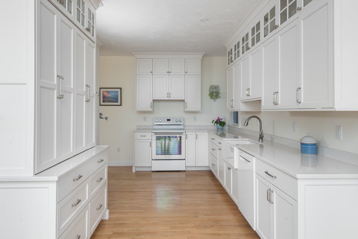 Transitionskbr's tweet photo. This stunning waterfront kitchen was designed to bring the outdoors in. Large windows fill the space with natural light, highlighting white cabinetry and warm wood floors for a timeless coastal feel. The result is a welcoming space that’s perfect for gathering. https://t.co/kXw4zz8dhU