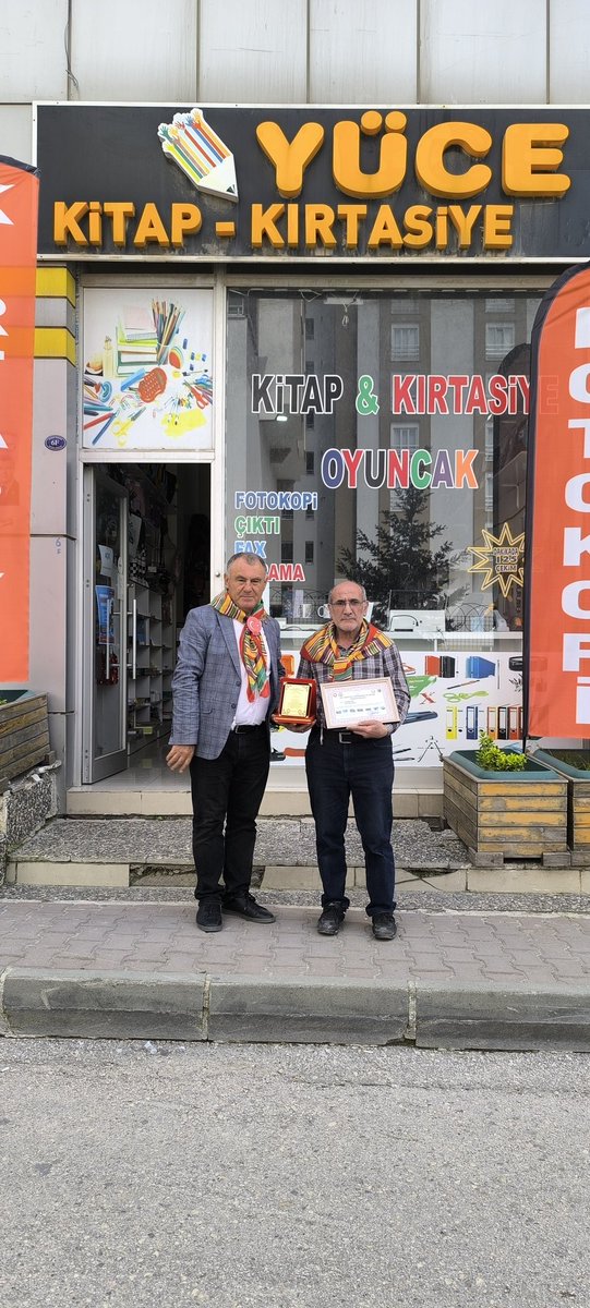 27ALBAYRAM's tweet photo. Yüce kırtasiye Cevdet Bay plaketini verdik. https://t.co/fJ1uMUXdqw