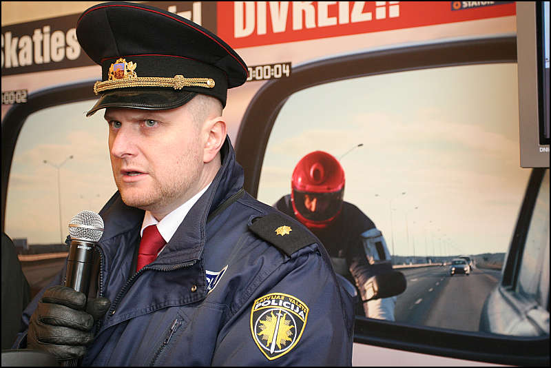 taisniba_com's tweet photo. Šlesera pakalpiņš Edmunds Zivtiņš ir korumpēts ments (ceļu policists), kurš Latviju pārdos ne aci nepamirkšķinot. 

Savulaik, kad Iekšlietu ministrija (IeM) organizēja pirmo fotoradaru iepirkumu, tika atklāts, ka Ceļu policijas priekšnieks Zivtiņš, IeM Valsts sekretāra vietnieks Viktors Elksnis un ministre Linda Mūrniece pārsteidzošu labvēlību izrādīja vienam uzņēmumam - AS "Vitronic Baltica". Uzņēmums piederēja Ušakova padomniekam un "Saskaņas" sponsoram Ērikam Teilānam, kurš ir FSB aģents. Teilānam ir kopīgi projekti ar Kremļa oligarhu Boiko un vietējiem valsts nozadzējiem Šķēli, Ameriku un Martinsonu. 

Zivtiņš ir sīka "zivtele", kurš vienmēr apkalpojis krievus. Tagad viņš to dara caur FSB politbiznesa projektu "Latvija pirmajā vietā!".