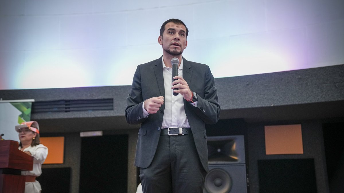 MinTrabajoEc's tweet photo. En el encuentro “Hablemos de Seguridad en el Trabajo: Visión 2030 para la prevención y trabajo seguro”, el ministro @haburbano participó de un espacio de diálogo e intercambio de experiencias que fortaleció la cultura de prevención de riesgos laborales en el país.
#ElNuevoEcuador https://t.co/YHoVhUcV1w