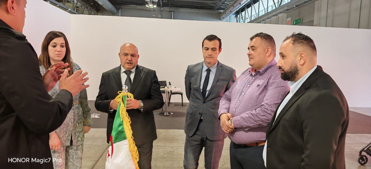 EmbAlgeriaItaly's tweet photo. بيان: قام سعادة السفير محمد خليفي، مرفوقا بالقنصل العام للجزائر بميلانو السيدة مريم زيدي، بزيارة الجناح الجزائري بمعرض توتو فود TUTTOFOOD الذي ينعقد بميلانو من 11 الى 14 ماي 2026.
شهدت هذه الطبعة مشاركة 14 مؤسسة اقتصادية جزائرية متخصصة في انتاج وتصدير المنتجات  الغذائية والفلاحية https://t.co/gqSwKGt9iR