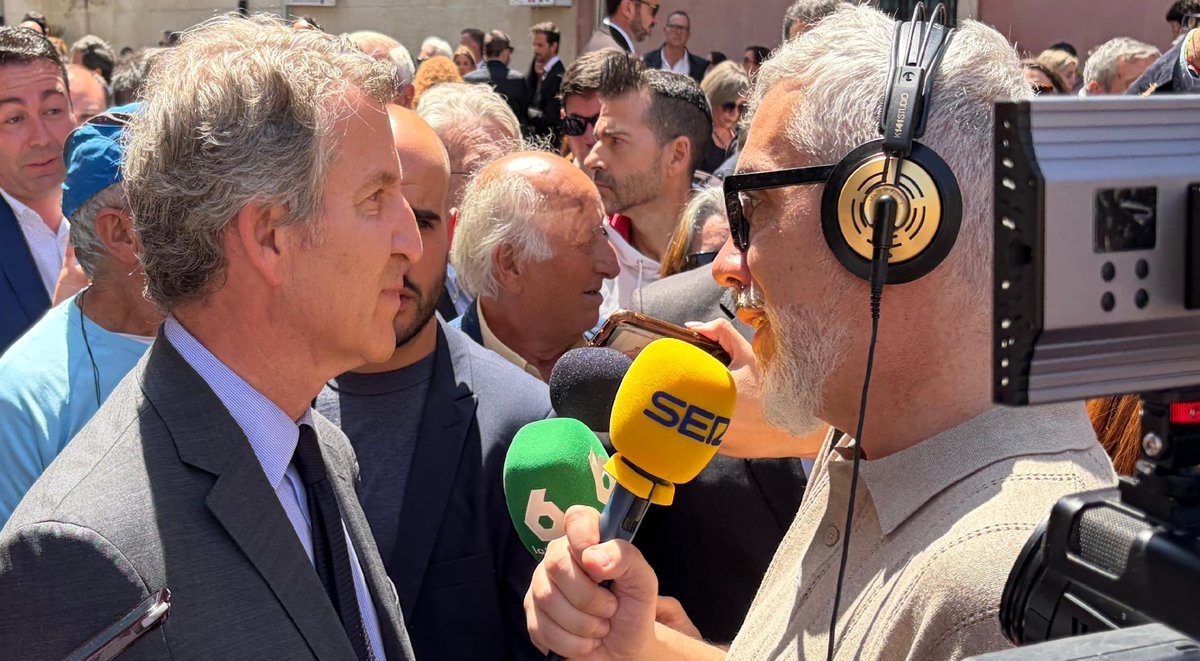 SER_Murcia's tweet photo. Murcia despide a José Ballesta con emoción y un mensaje unánime: "el alcalde eterno". 

López Miras y Feijóo, en directo en #RadioMurcia desde la Catedral, destacan su legado político y humano. 

#Murcia #Ballesta #HoyPorHoyMurcia

https://t.co/zqpwowXukF a través de @SER_Murcia https://t.co/yoerTlvlHJ