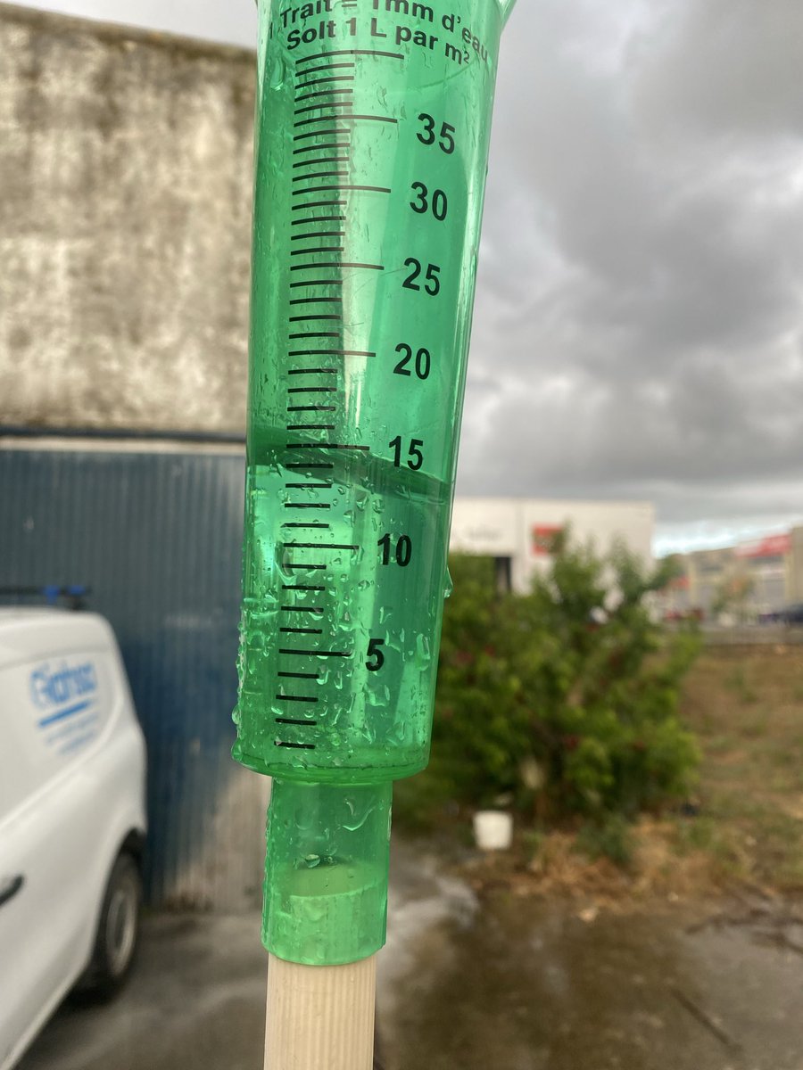 Panss7's tweet photo. @Meteohuelva @Ernesto23819177 15 litros.. y me cuesta créelo aún viéndolo. https://t.co/nbWIgGOEMI