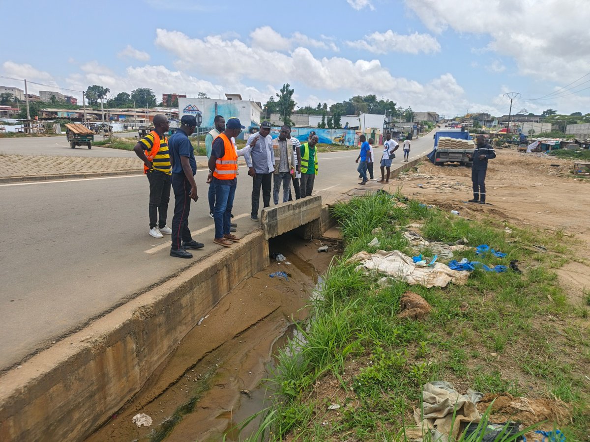 d_onpc's tweet photo. L’ONPC et les acteurs de lutte contre les inondations s ont visité, le 12 mai , plusieurs sites à risques à Bingerville. L’Objectif est de prévenir les inondations, renforcer la vigilance et sensibiliser les populations aux comportements à adopter pendant la saison des pluies. https://t.co/amwKyleAmg