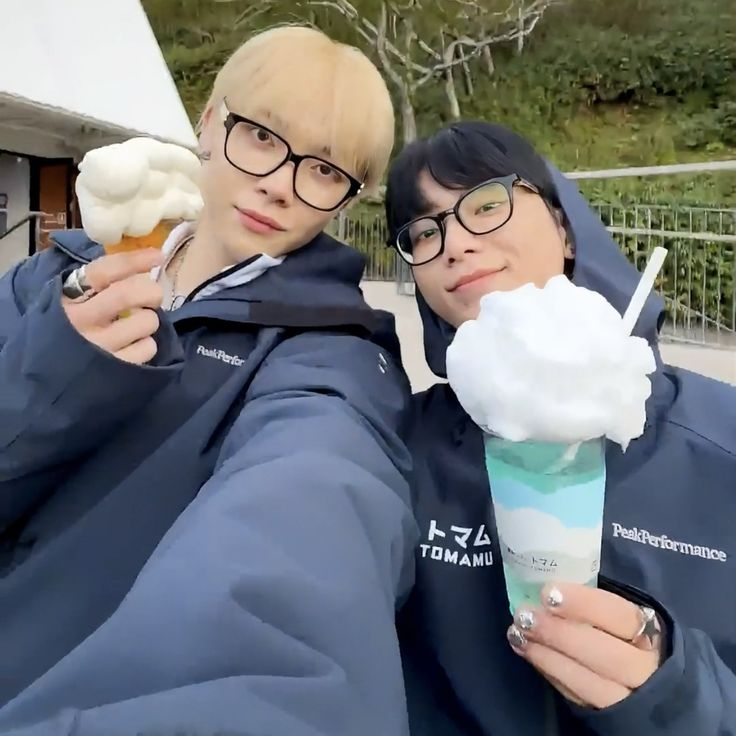 hrlsarchive's tweet photo. harulas and eating together as one of their love languages 🍜🍦 https://t.co/CF1oWNJBDG