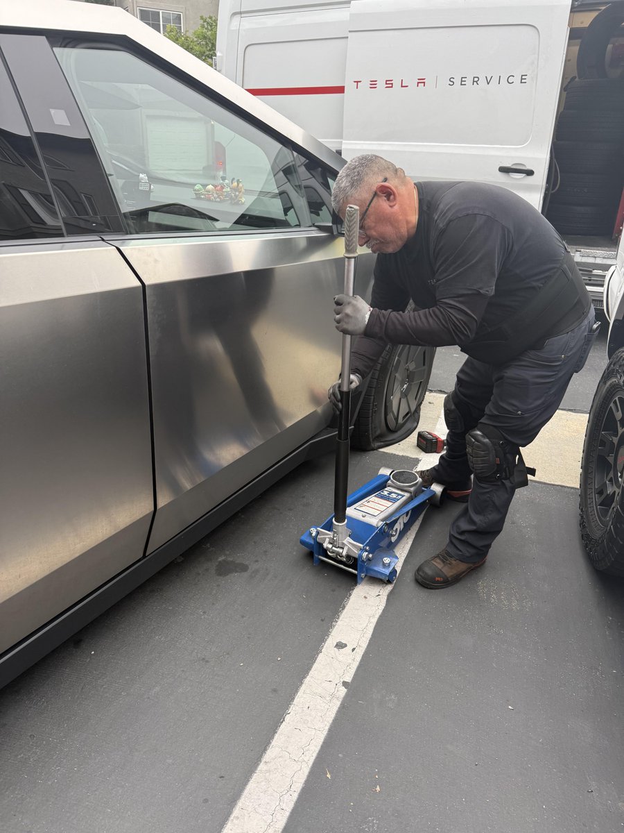 Edithq402's tweet photo. I'm speechless that I had to change three tires on my Cybertruck in a year. The last two cost $1200. Luckily, I bought Tesla tire insurance right after the change, which covered today's tire change. I only had to pay $25, and it wasn't a 24-hour service. The tire blew out yesterday afternoon and only came to repair it this morning.
