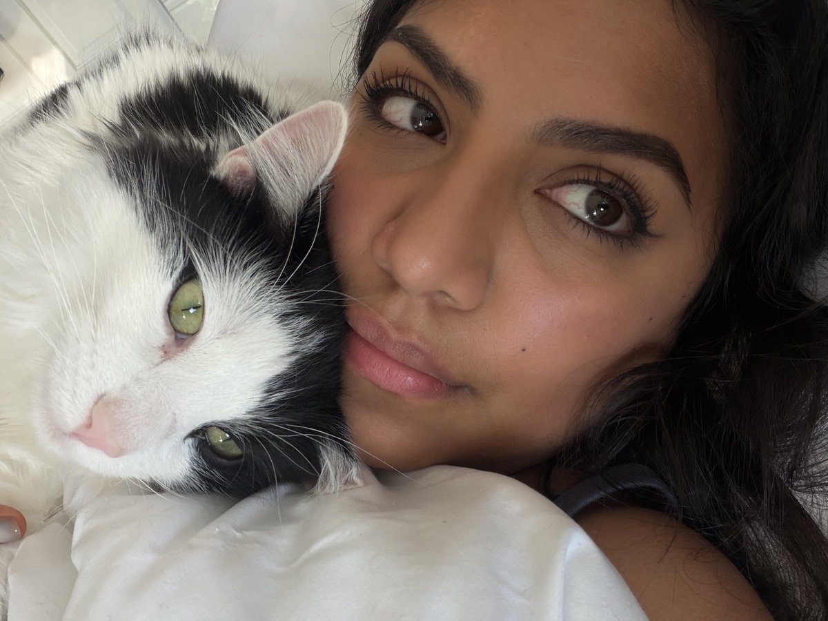 aisliinnnn's tweet photo. me and my friends kitty https://t.co/PKA6xS5dAg