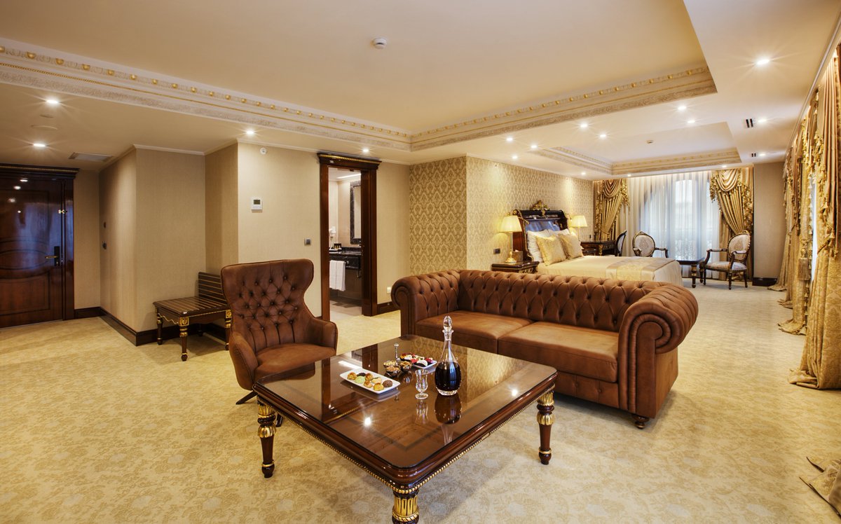 LifeOttoman's tweet photo. Geniş yaşam alanı, zarif detaylar ve Osmanlı kültüründen ilham alan mimarisiyle Junior Suite odalarımız; konforu ve şıklığı bir arada sunmaktadır.

—

Our Junior Suite rooms combine comfort and elegance with spacious living areas, refined details, and architecture inspired by Ottoman culture.

#OttomansLifeHotelDeluxe
