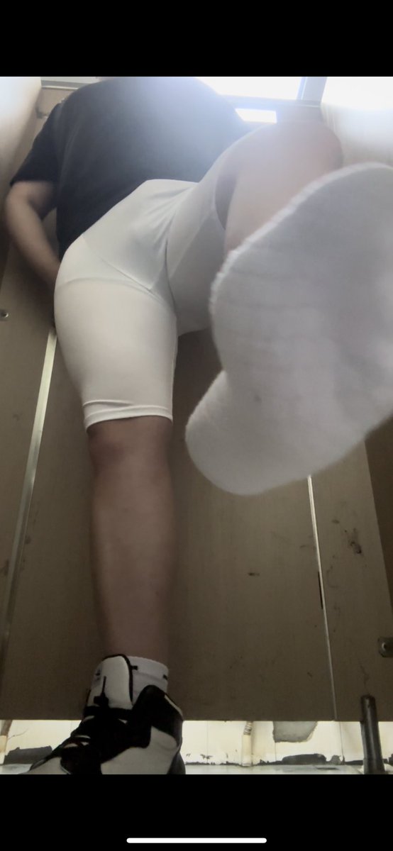 CallmeFuGui's tweet photo. 试试新高弹配新袜子（上班偷拍隔间还有人） https://t.co/jvpd6laZtu