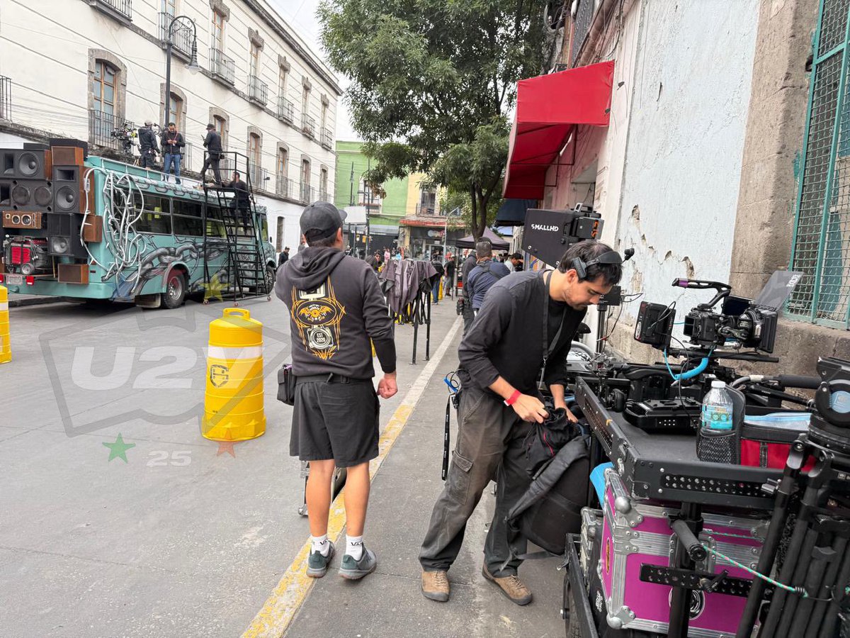 U2Valencia's tweet photo. La Calle de los Sueños. Parte del centro de Ciudad de México se prepara para la grabación de #U2 donde hay un gran montaje de producción audiovisual con fans de la banda y extras para el rodaje de la filmación 

#Mexico #FutureLovers #U2Sexico #LaCalledelosSueños https://t.co/o0UhahVVSQ