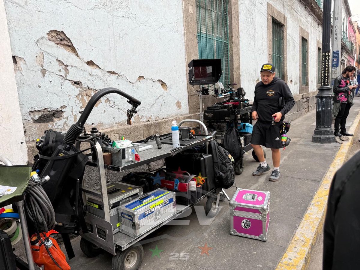 U2Valencia's tweet photo. La Calle de los Sueños. Parte del centro de Ciudad de México se prepara para la grabación de #U2 donde hay un gran montaje de producción audiovisual con fans de la banda y extras para el rodaje de la filmación 

#Mexico #FutureLovers #U2Sexico #LaCalledelosSueños https://t.co/o0UhahVVSQ