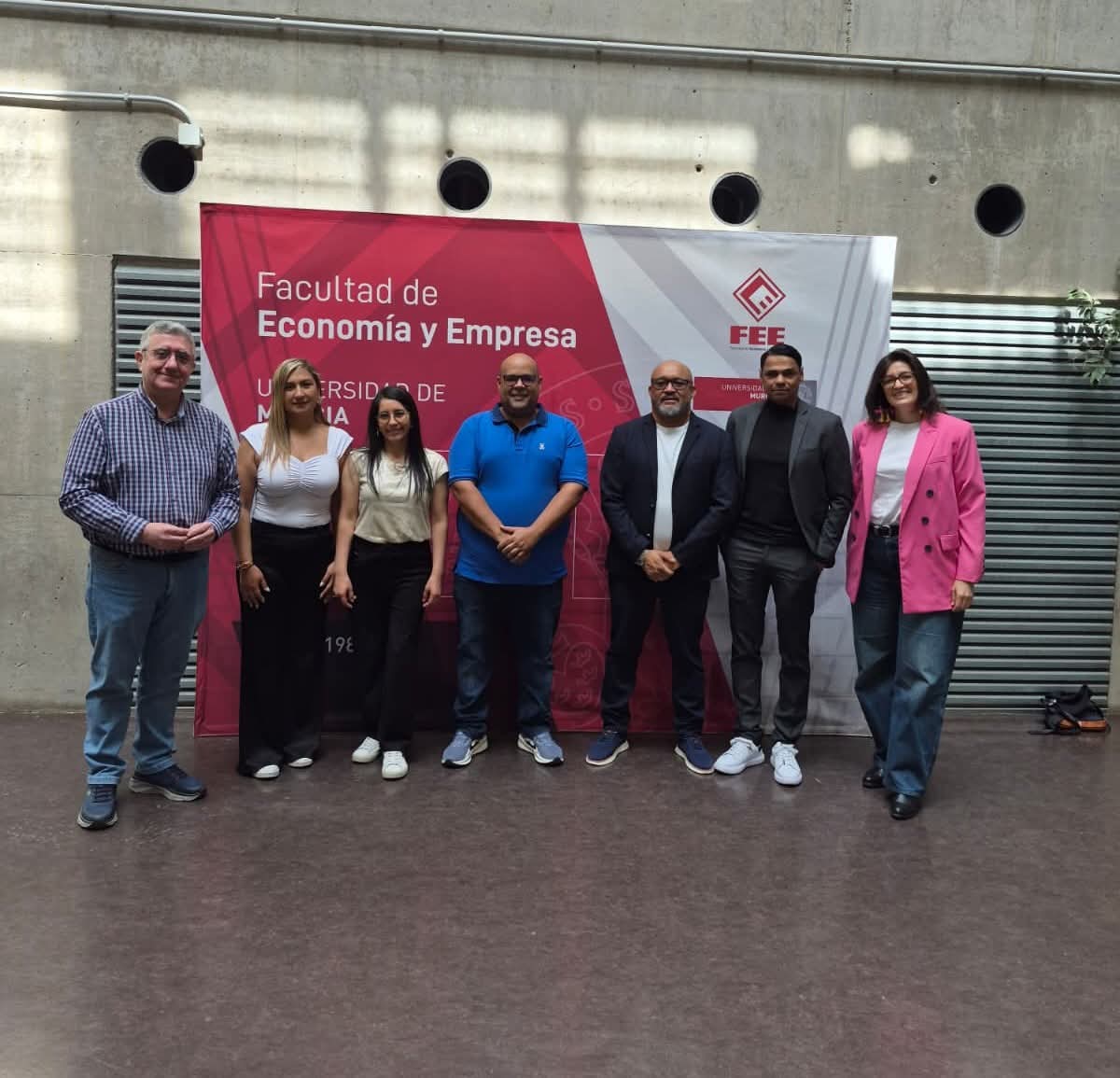 EconomicasUMU's tweet photo. 🎓 La semana pasada recibimos la Facultad a un grupo de doctorandos de @unisalle (Colombia), quienes realizan una estancia doctoral en la UMU 🇨🇴🤝🇪🇸 https://t.co/G2Ct0R5zS8