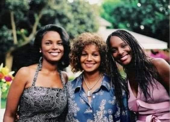 @freakoutsideofx Rebbie Jackson with daughters Stacee & Yashi Brown.