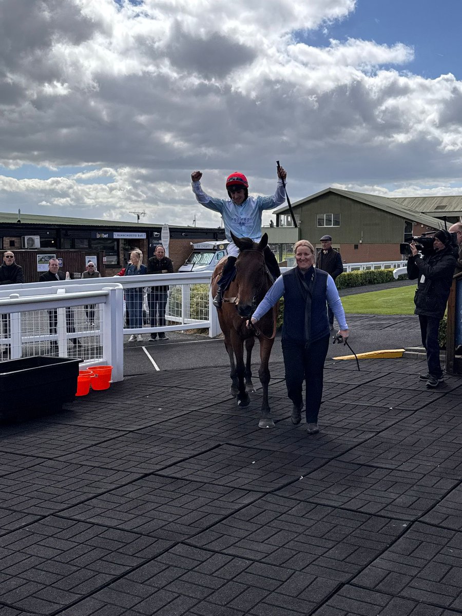 jamiesnowden's tweet photo. #QuickSharpener wins on stable debut @HerefordRaces under a lovely ride from @GavinSheehan92 for @Foxtrot_Racing Top effort @Alexwalters89 Well done Stefan who rides him each day. #TopTeam #winner 4 @BetVictor https://t.co/LBAscnyYx1