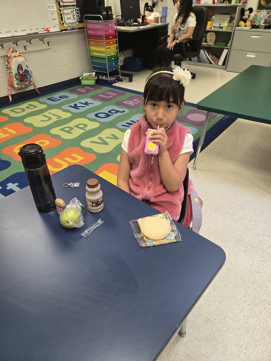 CFuentes_OP's tweet photo. Our crusaders at O'Shea are off to a healthy start with our Honey/PB uncrustable along w/fresh pear 🍐, juice &amp; variety of milk. #TeamSISD https://t.co/vmocc1DJRS