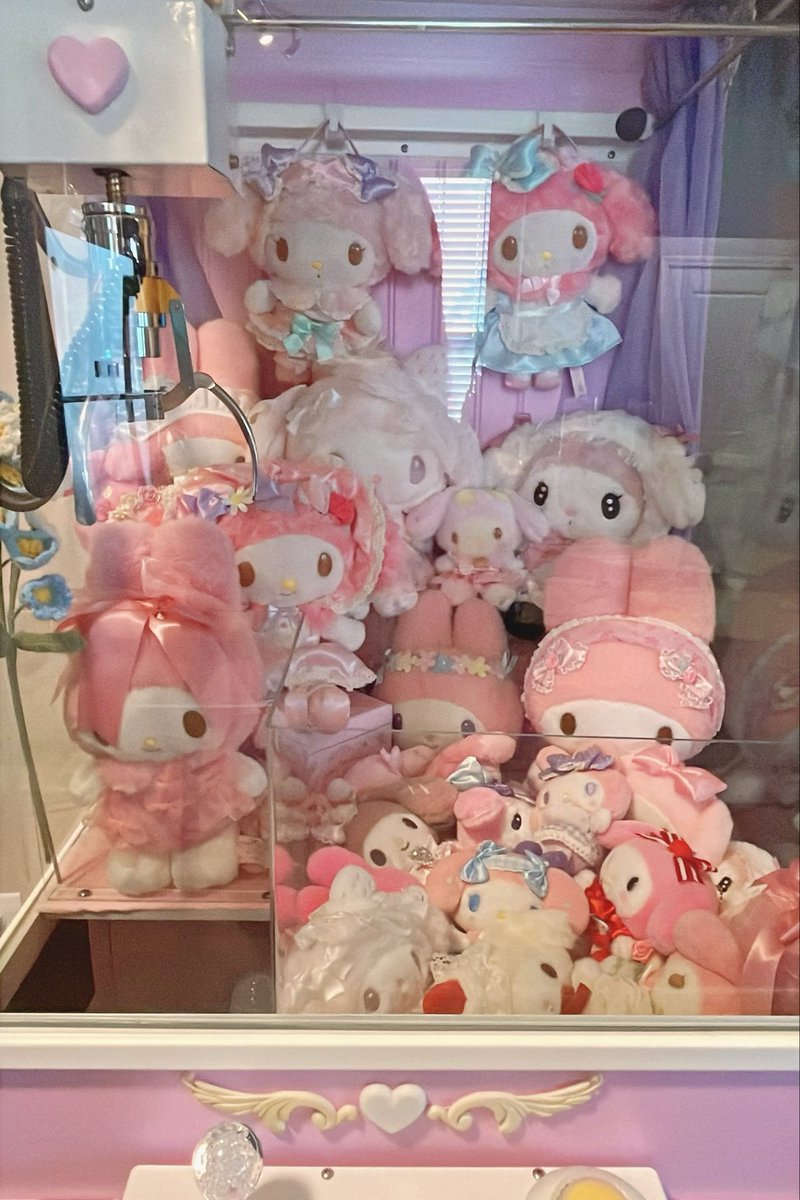 SlNNAM0N's tweet photo. Husband got me a claw machine to put my melo plushies in so don't lower your standards https://t.co/49a6Q87EIh