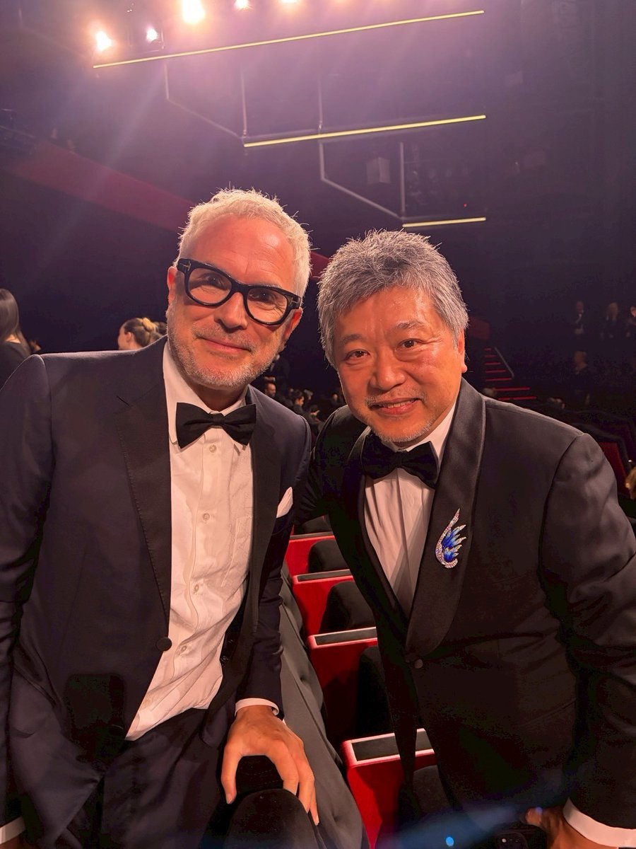 Hakohitsujifilm's tweet photo. 🐑#箱の中のカンヌレポ🇫🇷
━━Ｖ━━━━━━━━━━━

レッドカーペットを終えた #是枝裕和 監督と
『ROMA/ローマ』の #アルフォンソ・キュアロン 監督の２ショットをお届け 。.⌬

#綾瀬はるか #大悟(千鳥) #桒木里夢
#箱の中の羊 𝟓月𝟐𝟗日(金)公開 https://t.co/mGmTp6IlB9