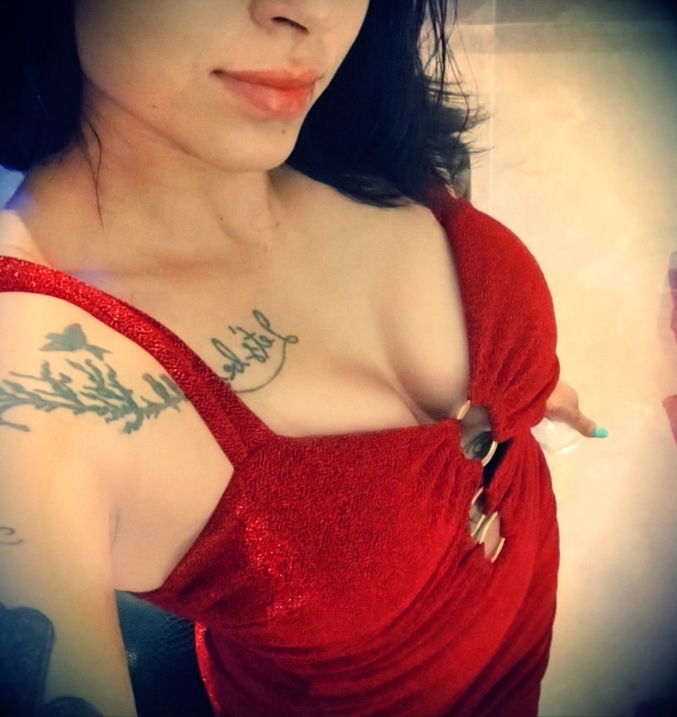 iamxisabela's tweet photo. A maioria olha o vestido.
Poucos percebem o silêncio perigoso de uma mulher que já sobreviveu a si mesma.

#DarkFeminine
#Feminina
#Desejo
#Sedução
#Provocante
#Sensual
#Mulher
#Aura
#PrivacyBrasil
#OnlyFansBrasil
#NSFW
#18Mais https://t.co/ZXQMyj3gfk