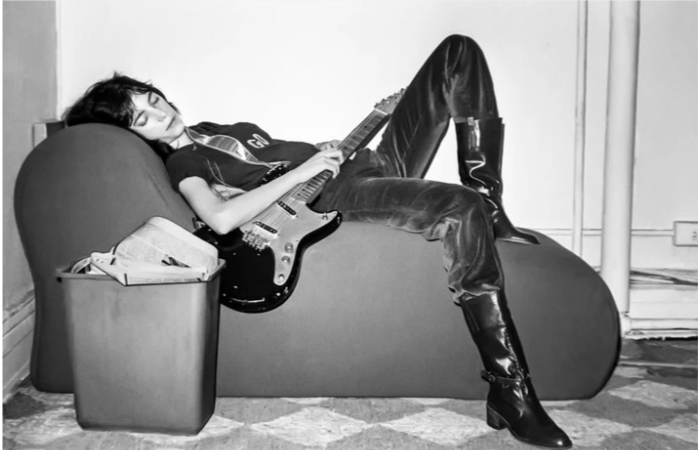 SusanMcEntyre1's tweet photo. Patti Smith Sleeping with guitar🎸1977 by Goldsmith. #poprock #garagerock #protopunk #punkrock #artpunk #spokenword https://t.co/VJtOA4XU6G