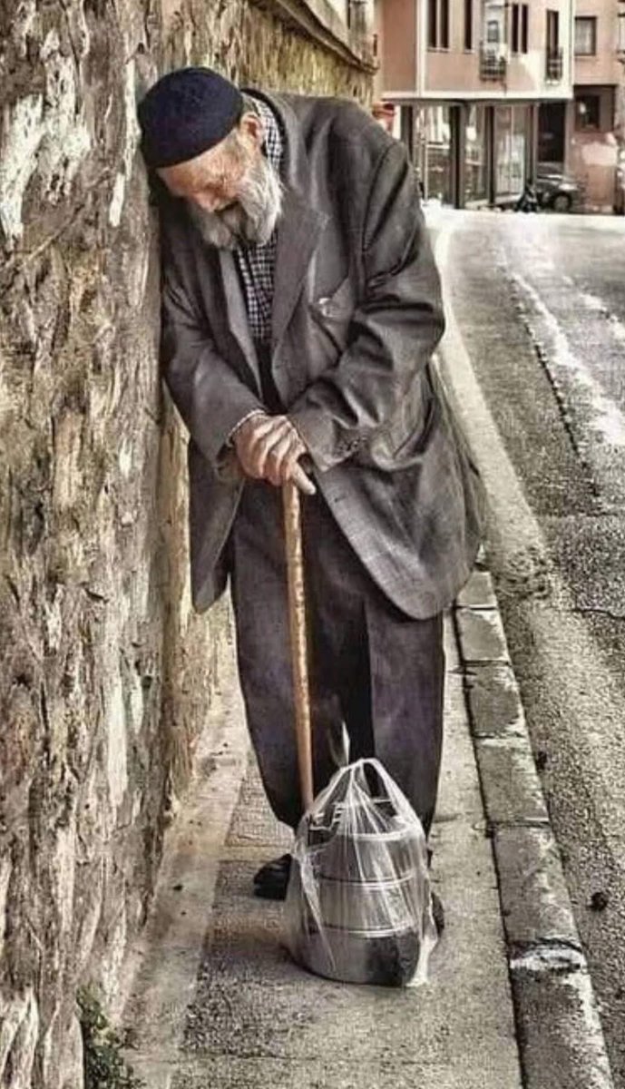 Huthut6666's tweet photo. Hep gecikmişsin 
Yetişememişsin kendine, 
Başkaları mutlu olsun demişsin. 
Yorgunluğu sevmişsin. 
Küsmüşsün bazen 
Üzülmüşsün ama, 
Duymamışlar… https://t.co/JNwP3QE1oT