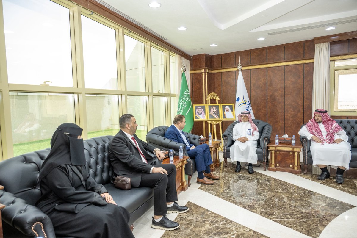Najran_Univers's tweet photo. استقبل رئيس #جامعة_نجران أ.د.عبدالرحمن الخضيري، في مكتبه، المدير العام لشركة العالمية لحلول الأعمال عماد الشافعي، بحضور الأمين العام لأوقاف الجامعة د.مبخوت الصيعري، وجرى خلال اللقاء بحث سبل تعزيز التعاون والشراكة الاستراتيجية بما يسهم في دعم مخرجات الجامعة، والارتقاء بالمبادرات النوعية ذات الأثر المجتمعي والتنموي..