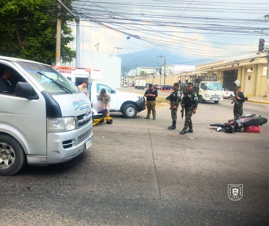 PMOPHN's tweet photo. #AsistenciaCiudadana | Fuerzas Armadas de Honduras a través de la Policía Militar del Orden Público (#3BPMOP), brindaron asistencia inmediata a una persona que resultó herida en un accidente de tránsito tipo colisión de motocicleta, registrado a la altura de la calle New Orleans, en la ciudad de San Pedro Sula, Cortés.

Al llegar al lugar, los efectivos militares observaron al ciudadano tendido sobre la carretera, por lo que procedieron a brindarle los primeros auxilios y asegurar el perímetro, coordinando de inmediato con el Sistema Nacional de Emergencias 911 y el Cuerpo de Bomberos.

#FFAAHN #PMOPHN