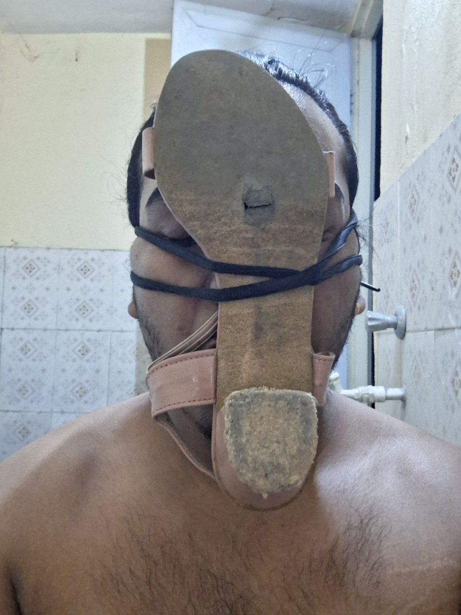 rubberglovesla1's tweet photo. Si el esclavo molesta demasiado, se puede cerrar la boca con unos zapatos desgastados .@Ms_Damiana https://t.co/YjcDRZCK8U