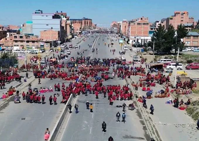 liquidU2u2u2's tweet photo. 350 personas de la imagen bloquean el área metropolitana (La Paz y en Alto ) de 2,4 millones de personas. Representan el 0,015 % de la población . Es como si una sola persona esté bloqueando a diez mil . Somos pelotudos o que ? https://t.co/oSDbJuWfF3