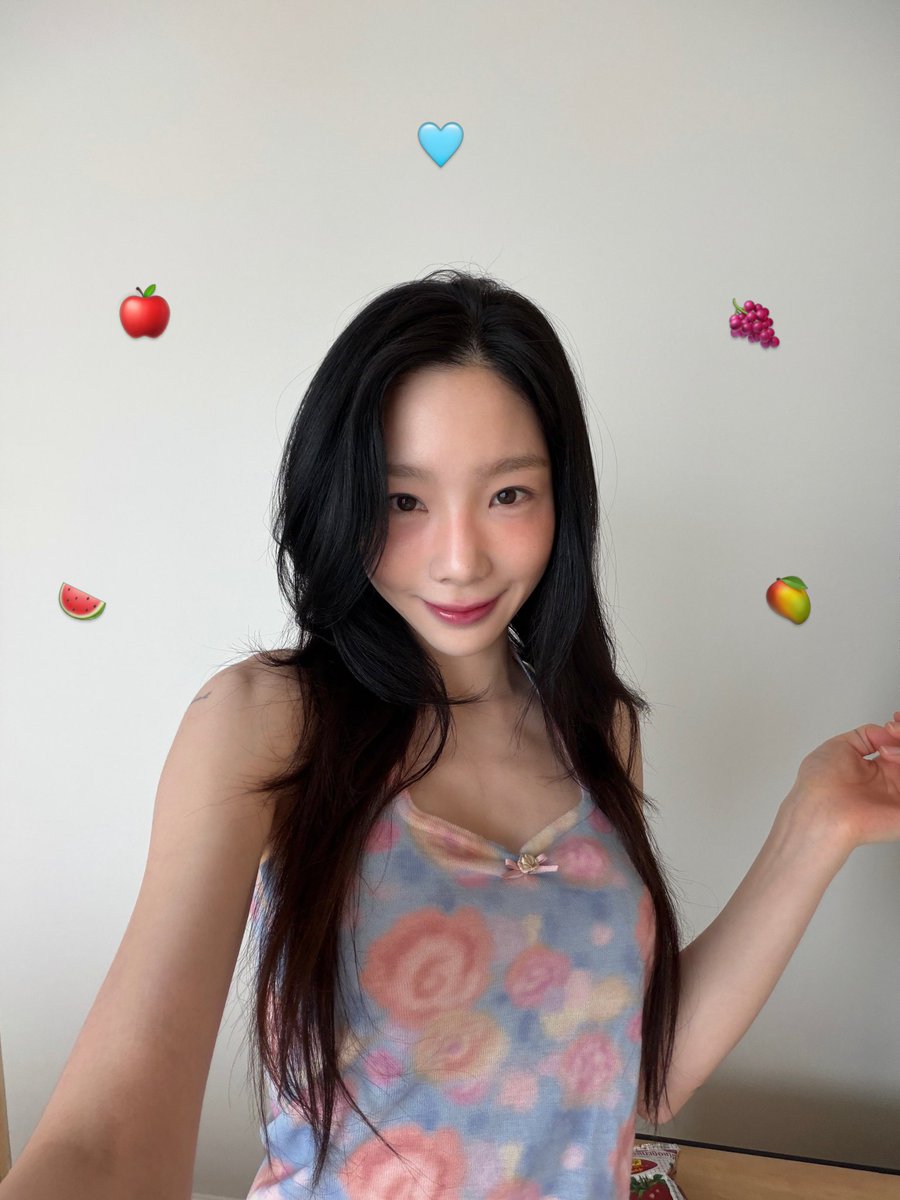 SoshiPopBase's tweet photo. Taeyeon looks completely adorable in newly shared photos via Instagram https://t.co/s47ZF3nIRP