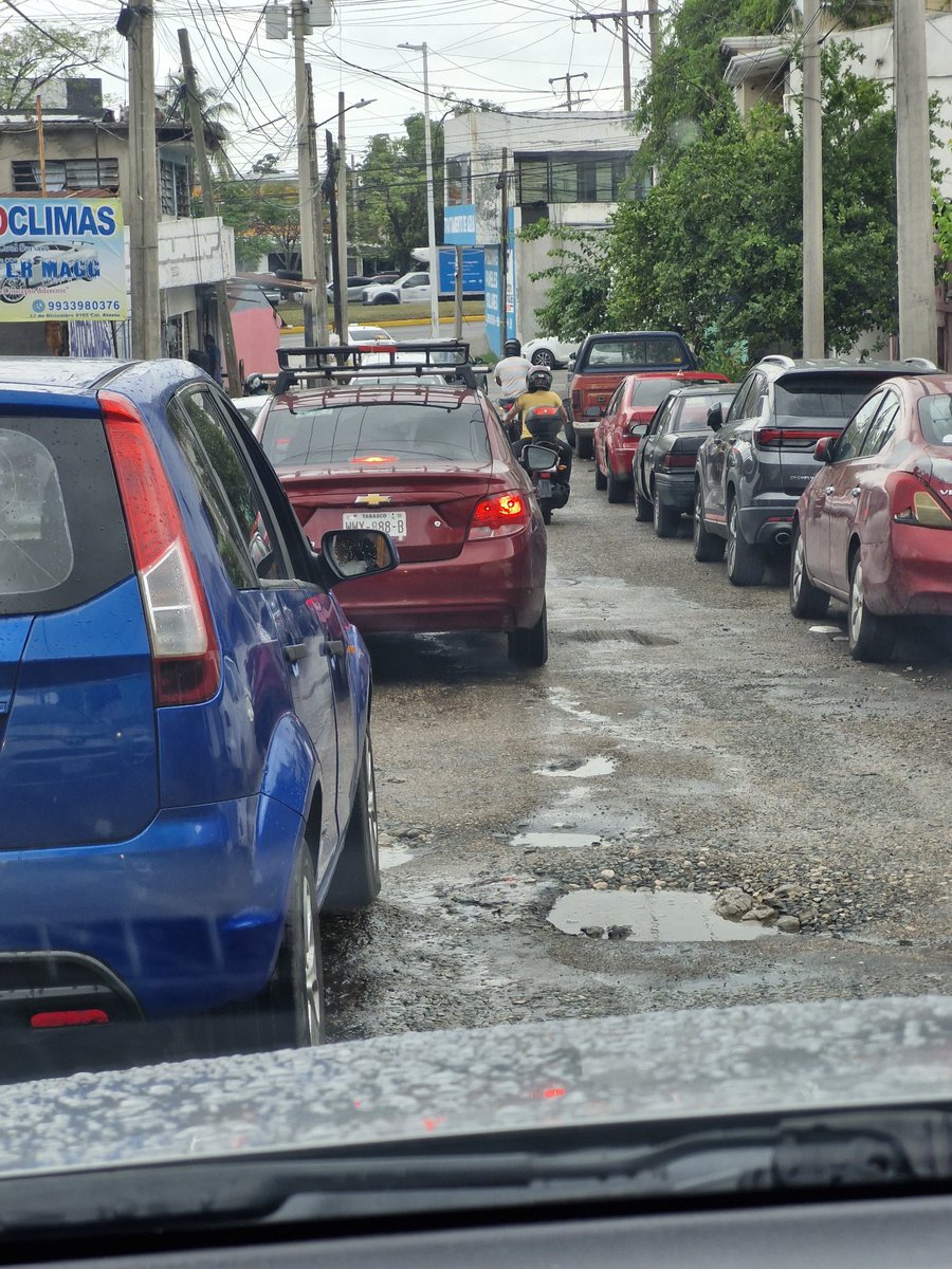 erick_dguez's tweet photo. El dia 24 de abril celebraba que por fin habían "parchado" los baches de la calle 17 de Diciembre de la Col Atasta. Así esta el gran trabajo realizado por el @GobCentro el día de hoy, 12 de mayo. Esa es la calidad de trabajo que presume la Pdte Mpal @YolandaOsunaH  @xevtfm https://t.co/IQFOWIVFke