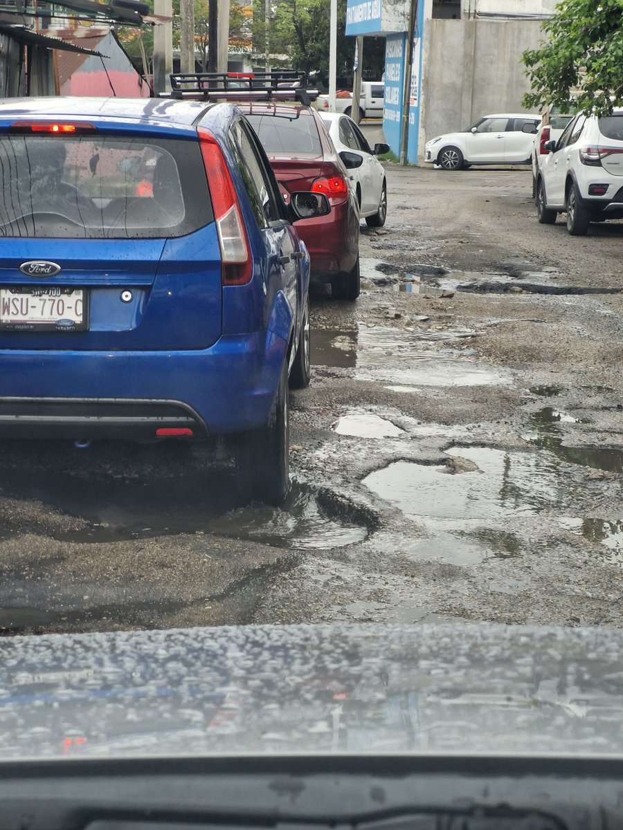 erick_dguez's tweet photo. El dia 24 de abril celebraba que por fin habían "parchado" los baches de la calle 17 de Diciembre de la Col Atasta. Así esta el gran trabajo realizado por el @GobCentro el día de hoy, 12 de mayo. Esa es la calidad de trabajo que presume la Pdte Mpal @YolandaOsunaH  @xevtfm https://t.co/IQFOWIVFke